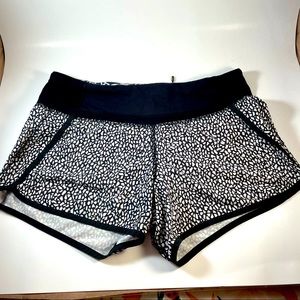 Lululemon Speed UP short 2.5 size 4 black/white